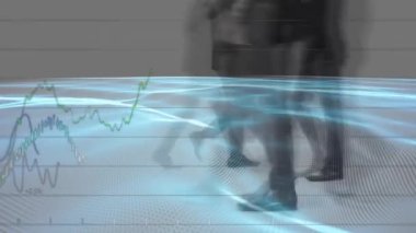 Hızlı hareket eden yayalar üzerinde finansal veri işleme animasyonu. küresel iş, veri işleme ve dijital arayüz kavramı dijital olarak oluşturulmuş video.