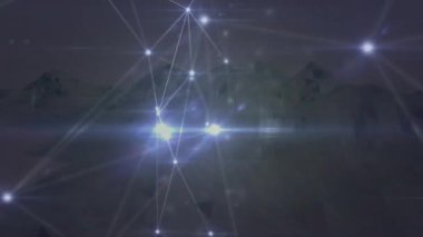 Arka planda dönen dağların üzerindeki bağlantı ağlarının animasyonu. küresel bağlantılar ve veri işleme konsepti dijital olarak oluşturulmuş video.