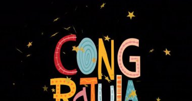 Renkli tebrik mesajlarının animasyonu ve siyah arkaplanda yıldızlar. parti ve kutlama konsepti dijital olarak oluşturulmuş video.