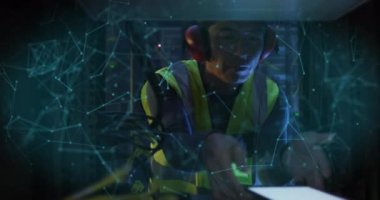 Asyalı erkek üzerinde bilgisayar sunucusu tabletli veri animasyonu. veri işleme, bulut hesaplama konsepti ve teknoloji konsepti dijital olarak oluşturulmuş video.