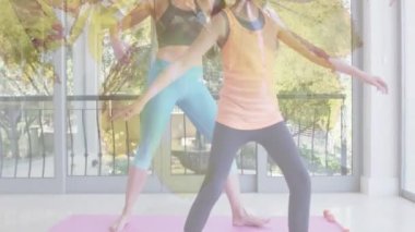 Kızıyla birlikte yoga yapan mutlu beyaz kadın üzerindeki yaprakların animasyonu. Dijital ortamda oluşturulan videoda aile zamanı.