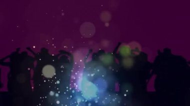 Pembe arka planda dans eden kalabalığın üzerinde mavi ve sarı ışık lekeleri. kutlama, parti, müzik ve olay konsepti dijital olarak oluşturulmuş video.