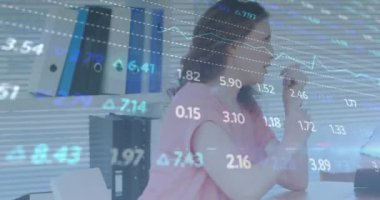 Kadın doktor ve hasta hakkında veri işleme ve istatistiklerin animasyonu. tıp, dijital arayüz ve veri işleme kavramı dijital olarak oluşturulmuş video.