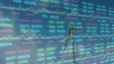 Rüzgar türbini üzerinde finansal veri işleme animasyonu. küresel iklim değişikliği, sürdürülebilirlik ve rüzgar enerjisi konsepti dijital olarak oluşturulmuş video.