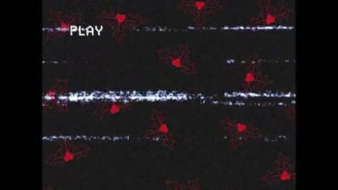 Ekranın arızalı animasyonu ve siyah arkaplandaki kırmızı çobanpüskülü ile oyun arayüzü. Noel, yeni yıl, gelenek ve kutlama konsepti dijital olarak oluşturulmuş video.