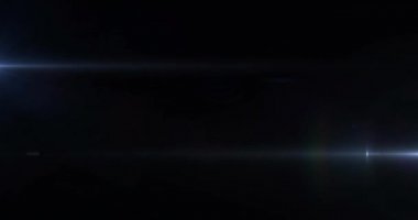 Siyah arkaplanda hareket eden iki beyaz ışık demeti animasyonu. Elektrik mühendisliği teknolojisi, iletişim ve araştırma konsepti dijital olarak oluşturulmuş video.