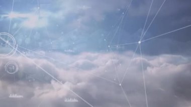 Gökyüzündeki bulutların üzerindeki bağlantı ağlarının animasyonu. küresel ağlar ve bağlantılar konsepti dijital olarak oluşturulmuş video.