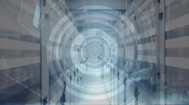 Bilgisayar sunucuları üzerinden tarama ve veri işleme animasyonları. küresel teknoloji, bağlantılar ve veri işleme kavramı dijital olarak oluşturulmuş video.