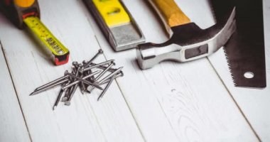 Beyaz tahta tahtalarda diyaj aletleri ve çivilerin animasyonu. Ulusal hobi ayı, hobiler, ilgi alanları ve boş zaman aktiviteleri konsepti dijital olarak oluşturuldu.