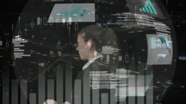 Ekran işleme verileriyle dokunmatik ekran arayüzü kullanan gülümseyen iş kadınının animasyonu. küresel iş iletişimi teknolojisi ve dijital arayüz kavramı, dijital olarak oluşturulmuş video.