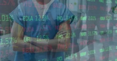 Gülümseyen erkek doktor için dünya, istatistik ve veri işleme animasyonu. tıp, araştırma ve veri işleme kavramı dijital olarak oluşturulmuş video.