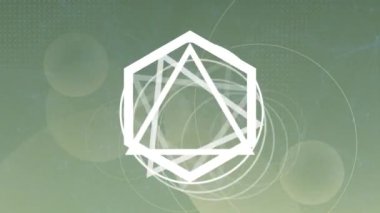 Yeşil arka planda dönen ve parlayan geometrik şekillerin animasyonu. küresel bağlantılar ve veri işleme konsepti dijital olarak oluşturulmuş video.