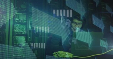 Bilgisayar sunucusu tarafından dizüstü bilgisayar kullanan Asyalı erkek hacker 'ın animasyonu. Çevrimiçi güvenlik, veri işleme, bulut hesaplama kavramı ve teknoloji konsepti dijital olarak oluşturulmuş video.