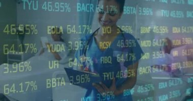 Steteskoplu kadın doktor üzerinde veri işleme animasyonu. tıp, dijital arayüz ve veri işleme kavramı dijital olarak oluşturulmuş video.