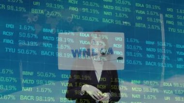 Finans veri işleme ile dokunmatik ekran arayüzü kullanan bir iş kadını animasyonu. küresel iş iletişimi teknolojisi ve dijital arayüz kavramı, dijital olarak oluşturulmuş video.