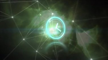 Saat animasyonu yeşil arkaplanda parlayan noktalar ve bağlantılar ağının üzerinden hızla geçiyor. küresel bağlantılar ve veri işleme konsepti dijital olarak oluşturulmuş video.