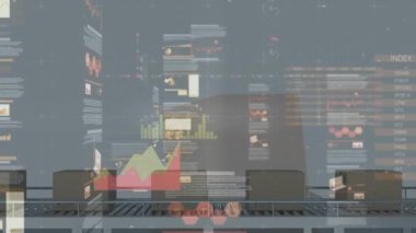 Arkadaki taşıma bandındaki karton kutuların üzerindeki istatistiklerin animasyonu. küresel sevkiyat, dağıtım, çevrimiçi alışveriş ve bağlantılar konsepti dijital olarak oluşturulmuş video.