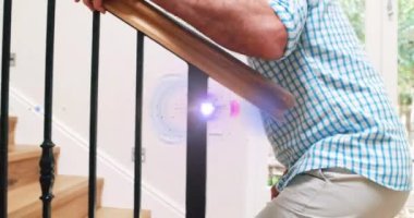 Üst düzey bir adamın elinde tırabzan tutarak merdivenlerden yukarı çıkan ışık animasyonu. emeklilik, ev hayatı ve umut kavramı dijital olarak oluşturulmuş animasyon.