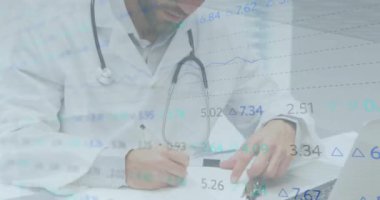 Steteskoplu erkek doktorla ilgili veri işleme ve istatistiklerin animasyonu. tıp, dijital arayüz ve veri işleme kavramı dijital olarak oluşturulmuş video.