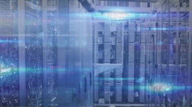 Bilgisayar sunucuları üzerinden veri işleme animasyonu. küresel teknoloji, bağlantılar ve veri işleme kavramı dijital olarak oluşturulmuş video.