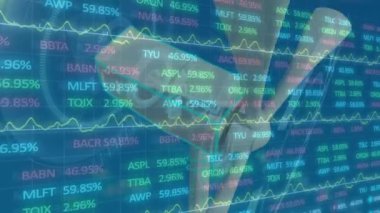 Rüzgar türbini üzerinde finansal veri işleme animasyonu. küresel iklim değişikliği, sürdürülebilirlik ve rüzgar enerjisi konsepti dijital olarak oluşturulmuş video.