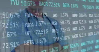 Steteskoplu bir erkek doktor üzerinde veri işleme animasyonu. tıp, dijital arayüz ve veri işleme kavramı dijital olarak oluşturulmuş video.