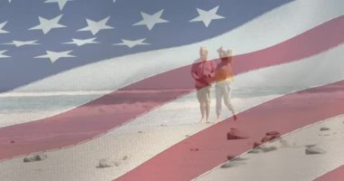 Amerika Birleşik Devletleri bayrağı üzerinde kumsalda el ele tutuşan yaşlı beyaz çiftin animasyonu. Amerikan vatanseverliği, tatil ve emeklilik konsepti dijital olarak oluşturulmuş video.