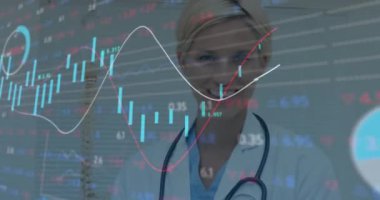 Steteskoplu kadın doktorla ilgili veri işleme ve istatistiklerin animasyonu. tıp, dijital arayüz ve veri işleme kavramı dijital olarak oluşturulmuş video.