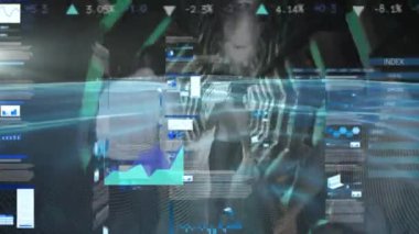 Hızlı hareket eden iş kadını hakkında istatistik ve veri işleme animasyonu. küresel iş, veri işleme ve dijital arayüz kavramı dijital olarak oluşturulmuş video.