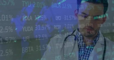 Erkek doktor üzerinde dünya haritası, istatistik ve veri işleme animasyonu. tıp, araştırma ve veri işleme kavramı dijital olarak oluşturulmuş video.