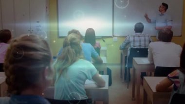 Erkek öğretmen ve öğrenciler arasındaki bağlantı ağının animasyonu. küresel eğitim, eğitim ve bağlantılar dijital olarak oluşturulmuş video konsepti.