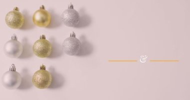 Mutlu noeller ve mutlu yeni yıl mesajlaşmaları. Gri arka plandaki birçok takıya karşı. Noel şenliği ve yeni yıl kutlaması konsepti