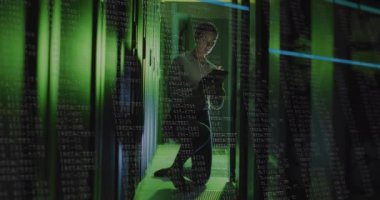 Bilgisayar sunucularını kontrol eden beyaz kadın mühendisler üzerinde veri işleme animasyonu. veri işleme, bulut hesaplama konsepti ve teknoloji konsepti dijital olarak oluşturulmuş video.