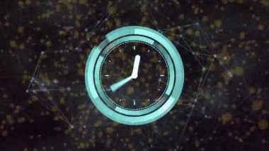 Saatin animasyonu parlayan noktalarla olan bağlantı ağının üzerinden hızla geçiyor. küresel bağlantılar ve veri işleme konsepti dijital olarak oluşturulmuş video.