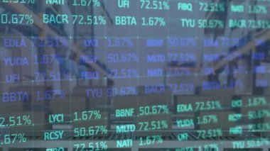 Arka plandaki taşıma bantlarındaki karton kutuların üzerinde finansal veri işleme animasyonu. küresel sevkiyat, dağıtım, çevrimiçi alışveriş ve bağlantılar konsepti dijital olarak oluşturulmuş video.