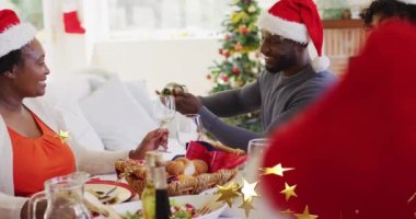 Afrikalı Amerikalı bir adama karşı yüzen birden fazla altın yıldız ikonu annesi için bir dink dolduruyor. Noel şenliği ve kutlama konsepti