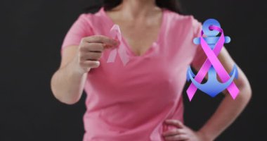 Siyah arka planda pembe kurdele tutan bir kadının orta kısmındaki bir çapa simgesinin üzerine kurdele. Göğüs kanseri farkındalığı kavramı
