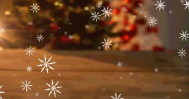 Masanın üzerine düşen kar taneleri ve Bokeh Noel ağacı arkaplanı animasyonu. Noel, kış mevsimsel selamlar ve dijital olarak oluşturulan kutlama konsepti.