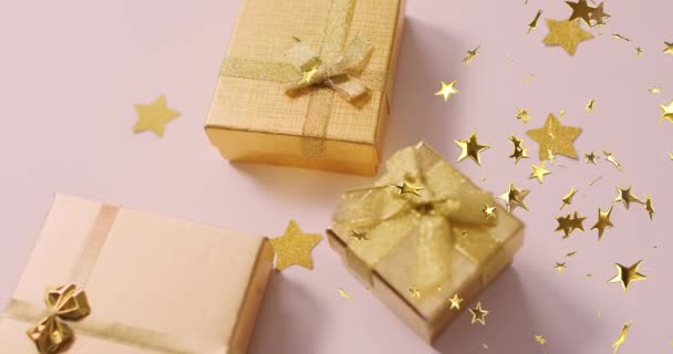 Многочисленные Иконы Золотой Звезды Плавающие Против Рождественских Подарков Белой Поверхности — стоковое видео