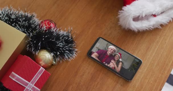 Sonriente Pareja Caucásica Con Sombreros Santa Videollamada Navidad Teléfono Inteligente — Vídeos de Stock