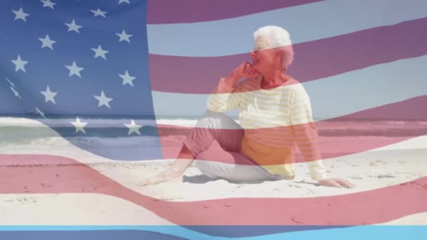 Animation Einer Lächelnden Kaukasischen Seniorin Die Strand Über Der Flagge — Stockvideo