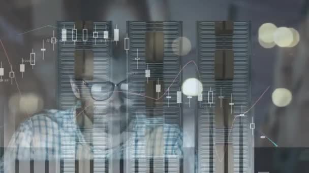 Animace Zpracování Statistik Nad Člověkem Pomocí Počítačových Lepenkových Krabic Pásových — Stock video