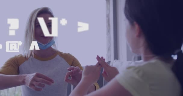 用手语对笑容满面的高加索女人和她的女儿进行数据处理动画 科维德19大流行病期间家庭在家里的时间数字制作视频 — 图库视频影像