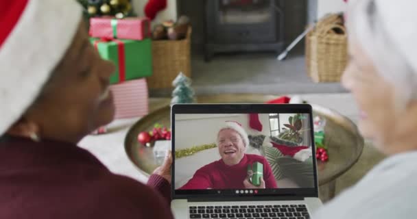 Alihkan Teman Perempuan Senior Menggunakan Laptop Untuk Panggilan Video Natal — Stok Video