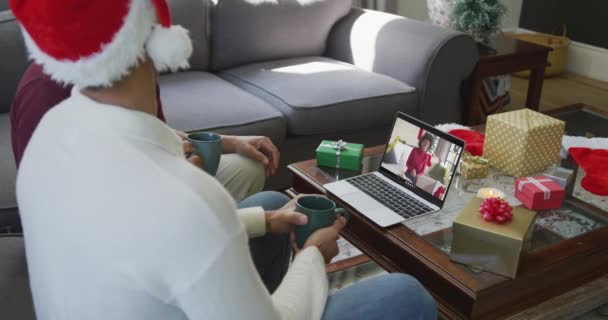 Biracial Vader Zoon Met Santa Hoeden Met Behulp Van Laptop — Stockvideo