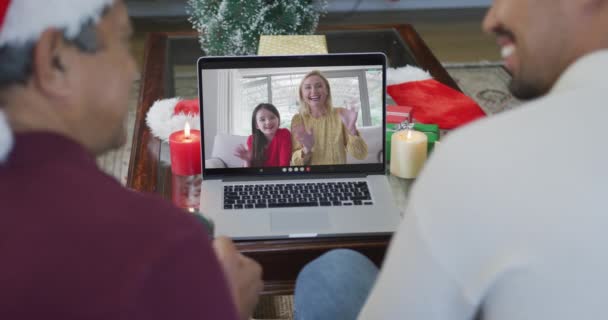 Biracial Padre Figlio Con Cappelli Babbo Natale Utilizzando Computer Portatile — Video Stock