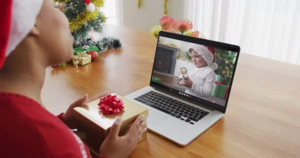 Afroamerykanka Kapeluszu Laptopem Świąteczną Rozmowę Wideo Chłopakiem Ekranie Boże Narodzenie — Wideo stockowe