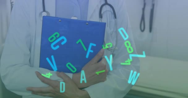 用听诊器在女医生的屏幕上对数字 字母变化和范围进行动画 数字接口和数据处理概念数字生成的视频 — 图库视频影像