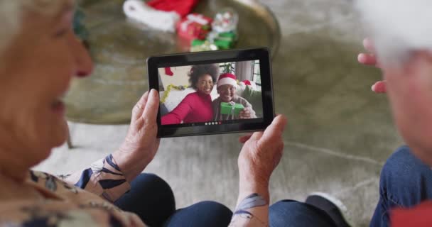 Lächelndes Älteres Kaukasisches Paar Mit Tablet Für Weihnachtsvideotelefonie Mit Familie — Stockvideo