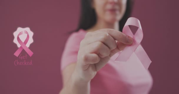 Получить Проверенный Текстовый Баннер Розовой Лентой Значок Средней Части Женщины — стоковое видео